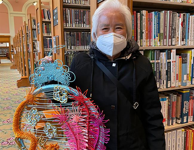 Ren女士在中央图书馆内展出她为图书馆制作的艺术品。