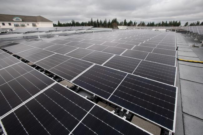 Paneles solares recubren el techo del nuevo Centro de Operaciones